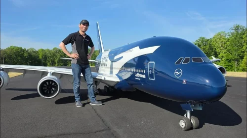 This guy in the US built one of the largest remote-controlled planes in the world an RC Airbus A380 with Lufthansa livery lead – Supercar Blondie This guy in the US built one of the largest remote-controlled planes in the world, an RC Airbus A380 with Lufthansa livery